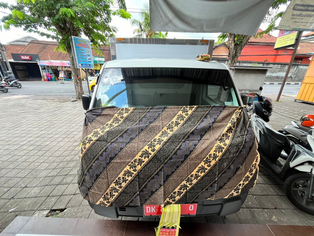 Bertepatan Rahina Tumpek Landep, Upacara Penyucian Mobil Operasional BUM Desa Dalung
